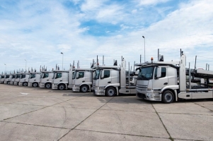grupo-camiones-estacionados-linea-parada-camiones_342744-1296