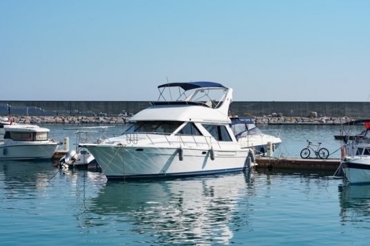 aparcamiento-maritimo-barcos-yates-turquia-yate-atracado-puerto-maritimo_158595-6952