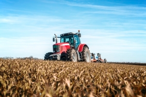 campo-cultivo-maquina-agricola-tractor_342744-564